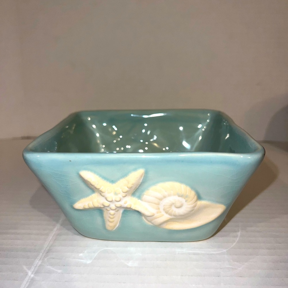 HOMESTUDIO SHORELINE COLLECTION SQUARE DISH BOWL 5 3/4" CREAM & BLUE SEA SHELLS